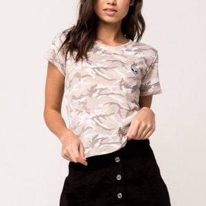 Camo cropped T-shirt with alien embroidered fetal